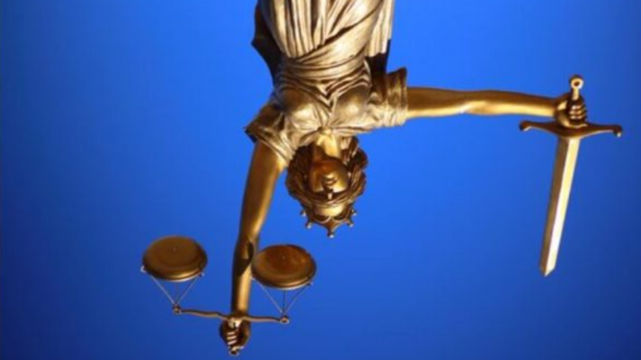 vrouwe justitia upside down